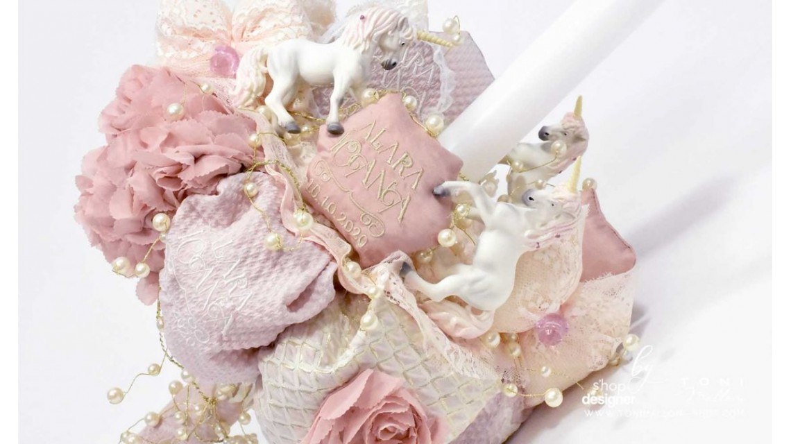 Lumanare botez brodata cu gold si accesorizata cu trei figurine unicorni Golden Unicorns Valley 14